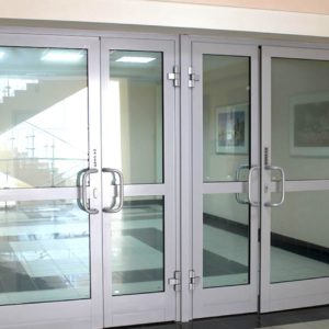 Алюминиевая дверь с холодным профилем